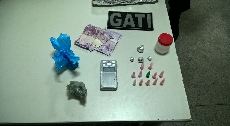 dois suspeitos de trafico de drogas presos
