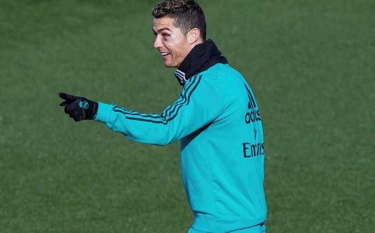 Após pancada, Cristiano Ronaldo treina de olho roxo com seleção de Portugal