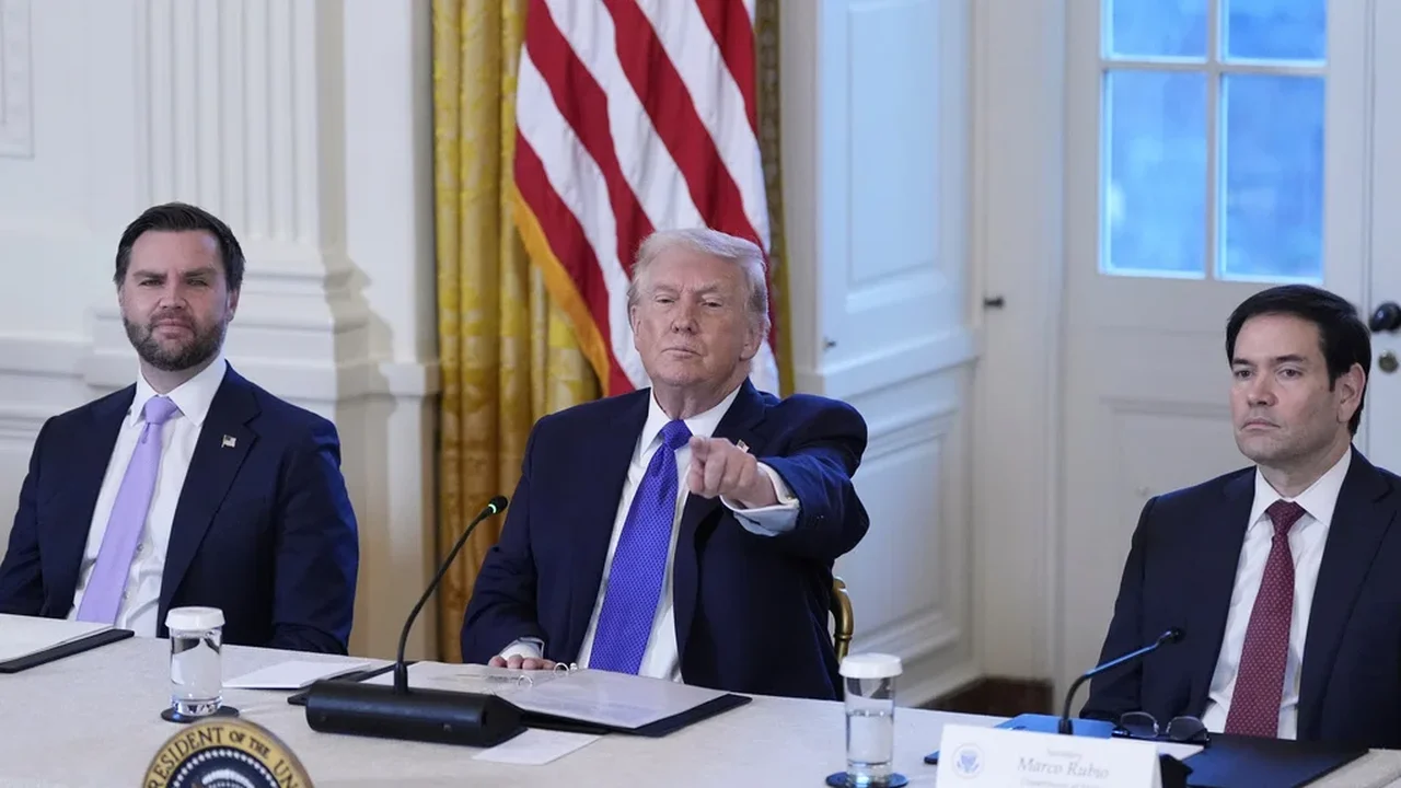 Trump assina ordem executiva destinada a proteger o dinheiro do petróleo venezuelano