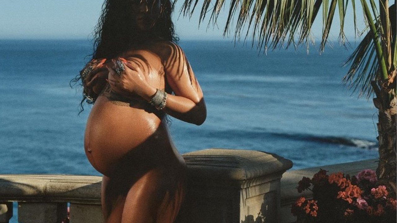 'Magia que esse corpo fez', diz Rihanna ao compartilhar ensaio da primeira gravidez