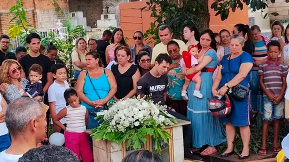 Corpo de criança morta pelo pai major da PM é sepultado em Palmeira dos Índios