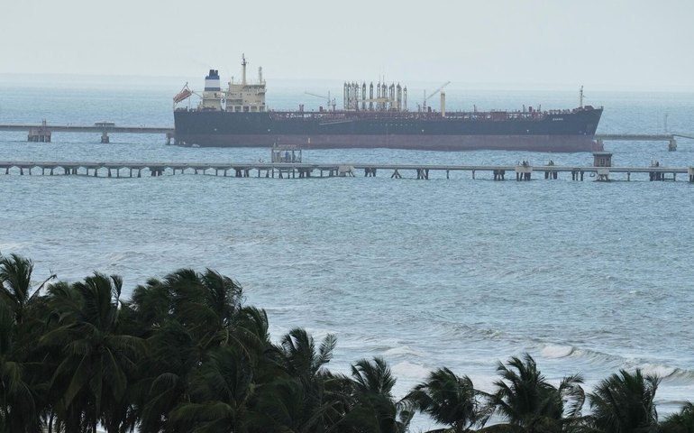 Venezuela recorre a petroleiros como depósitos flutuantes diante de bloqueio dos EUA