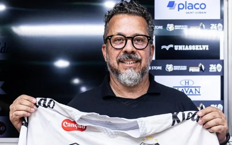 Cléber Xavier trabalha saída de bola no Santos e Zé Rafael e Souza participam de treino