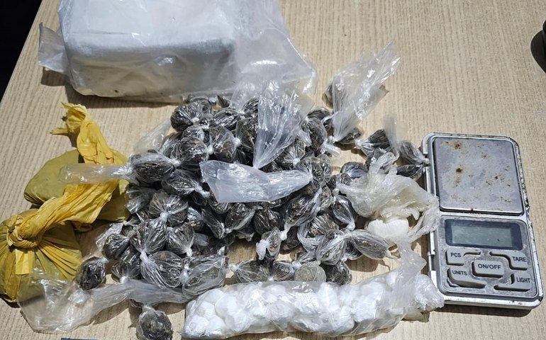 PM apreende arma, drogas e recupera celulares roubados