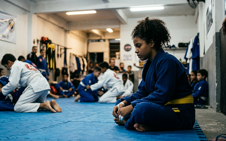 Jovem luta contra doença rara para seguir no jiu-jitsu e tenta retomar tratamento custeado pelo SUS