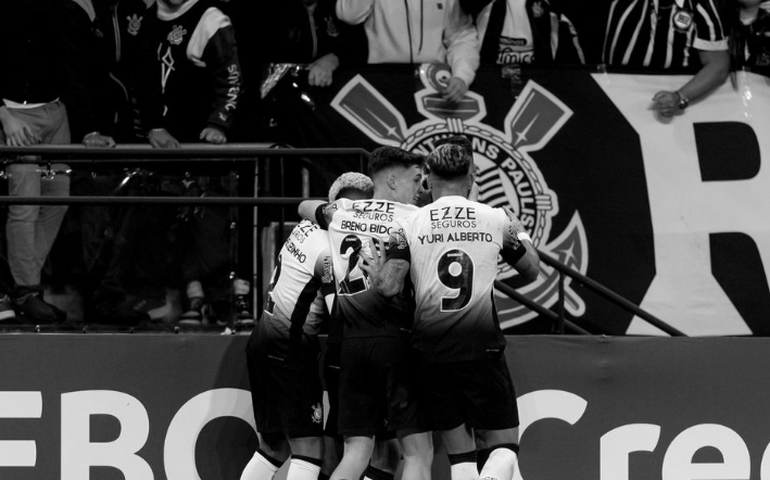 Corinthians leva empate no fim e mostra que crise política se estende ao campo