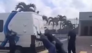 Policiasempurramvan.png / Foto: Foto: redes sociais