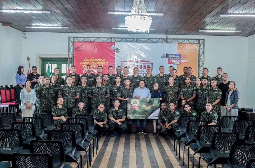 Prefeitura de Penedo entrega cartão do Programa Bolsa Atirador para jovens do Tiro de Guerra