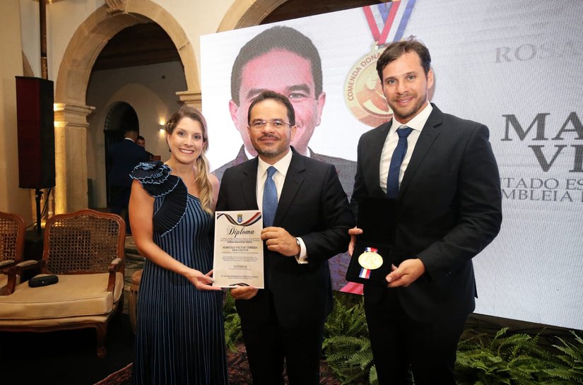 Presidente Marcelo Victor é condecorado com a Comenda Dona Rosa da Fonseca