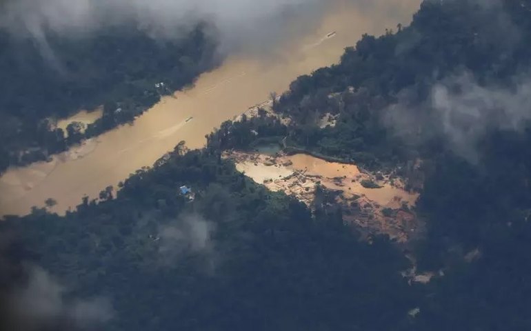 Ibama e Funai iniciam retomada do território Yanomami e destroem aeronaves