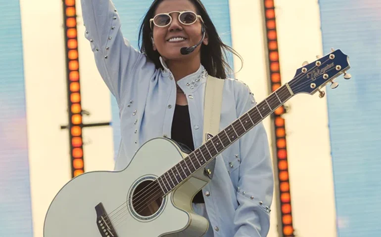 Yasmin Santos lança “200 Anos” e reforça fase romântica