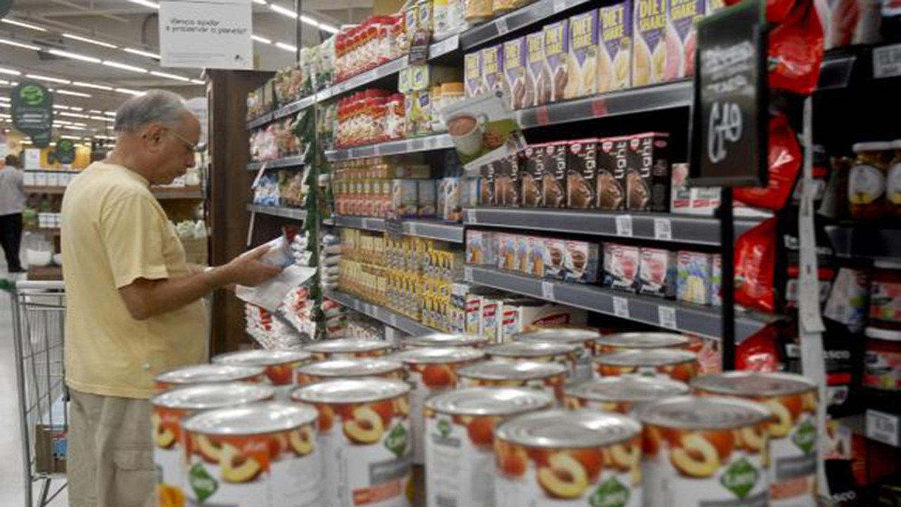 Consumo cai 2,33% em agosto ante julho, diz Abras