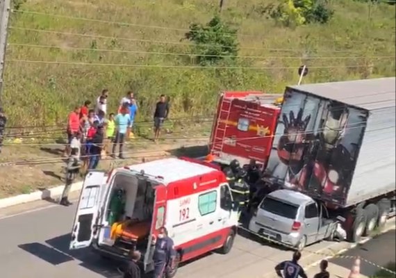 Motorista de carro de passeio morre após batida em caminhão baú