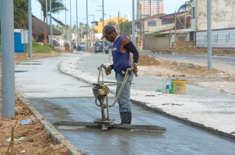 Prefeito Rui Palmeira acompanha obras na Avenida Pontes de Miranda