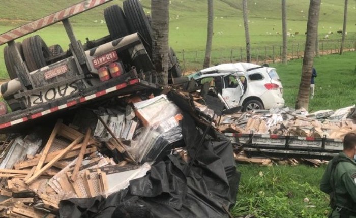 Carreta colidiu com outros veículos Carreta colidiu com outros veículos