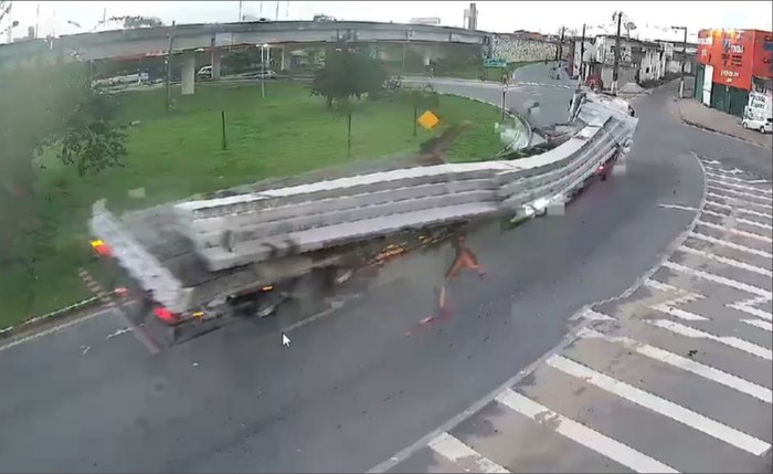 Caminhão tomba e bloqueia trânsito