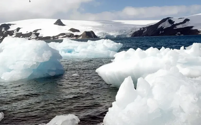 Maior iceberg do mundo começa a se mexer após décadas encalhado: o que acontece agora?