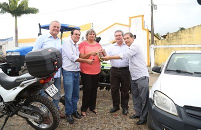 Pequenos agricultores de Coqueiro Seco recebem trator e veículos da Seagri
