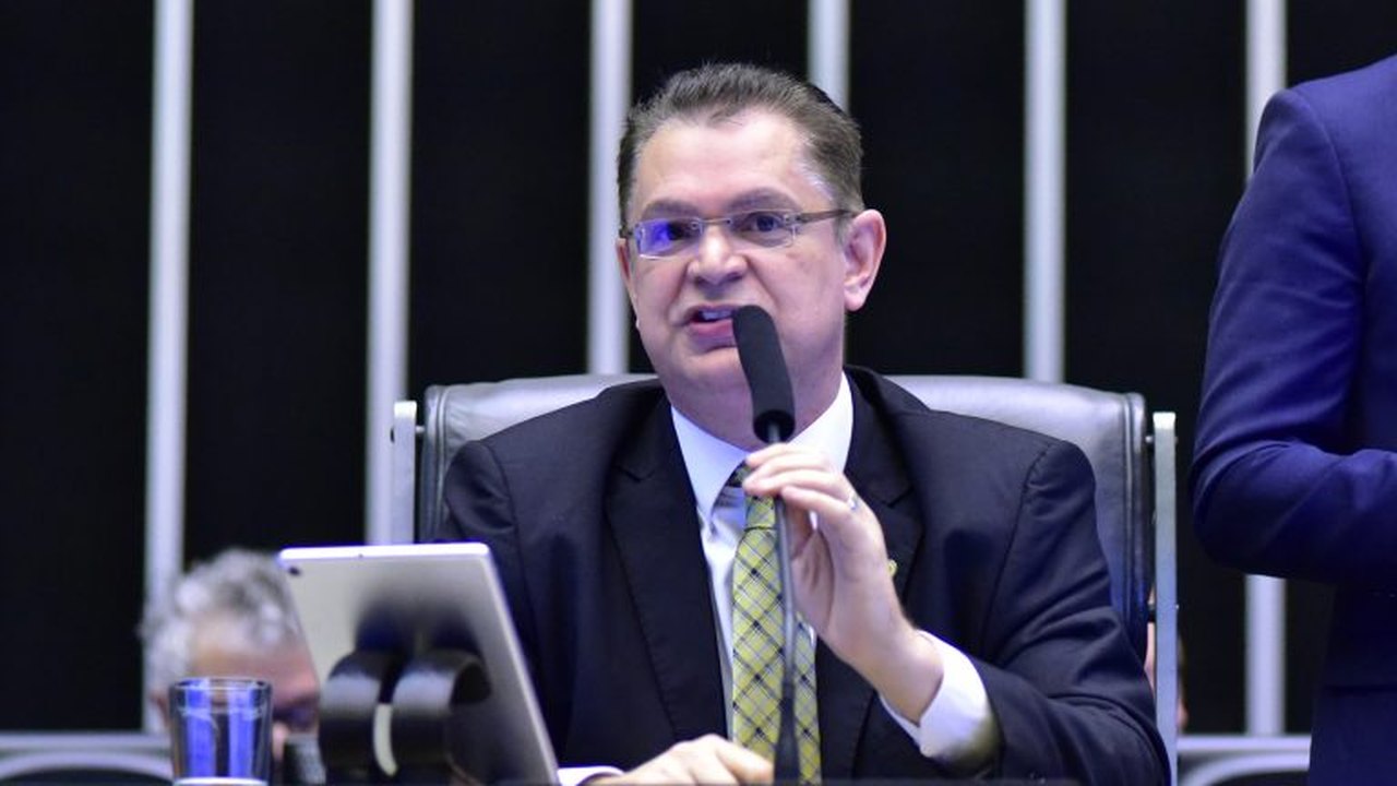 PF investiga teia de empresas ligadas a R$ 468 mil em dinheiro vivo apreendido com Sóstenes e aponta contradição de parlamentar