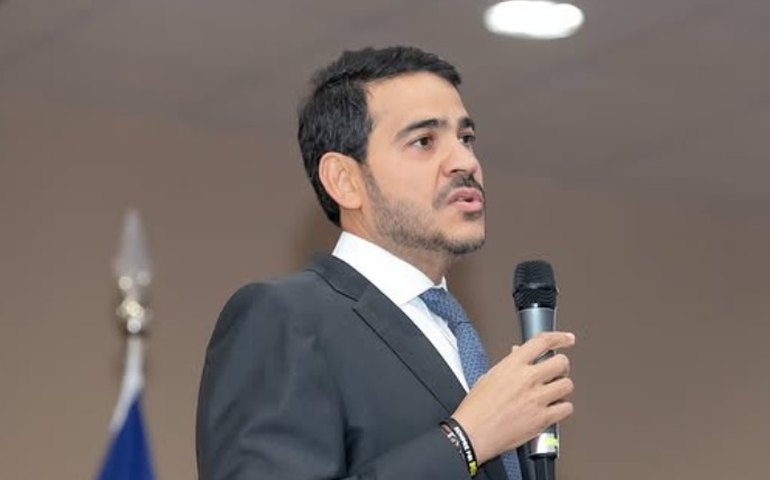 Messias abraça a esposa após rejeição de indicação ao Senado