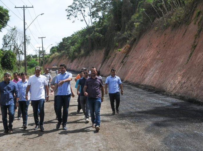 Prefeito Rui Palmeira vistoria obra de pavimentação em Bebedouro
