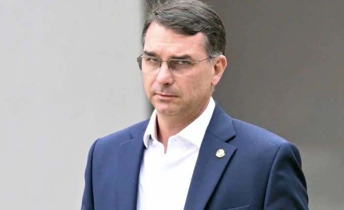 Flávio Bolsonaro não esclareceu transação com banqueiro