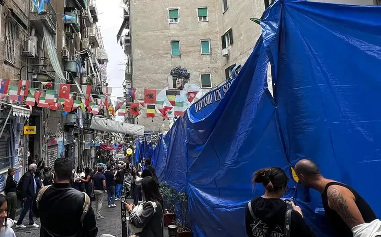 Após blitz, lojistas fecham 'santuário' de Maradona em Nápoles