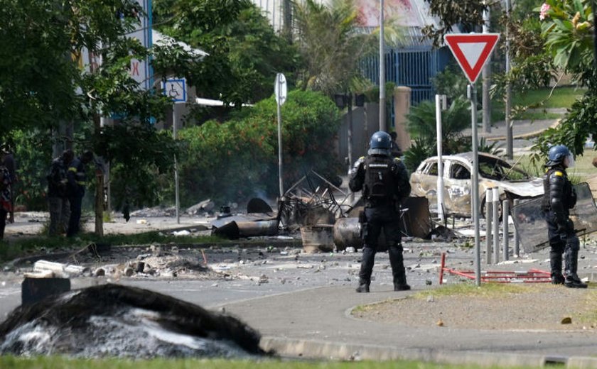 França envia reforços para a Nova Caledônia, recentemente atingida por protestos