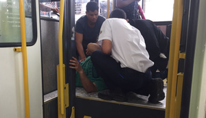 Passageiro esfaqueado dentro de ônibus é socorrido por populares / Foto: Foto: Aline Aragão/TV Atalaia