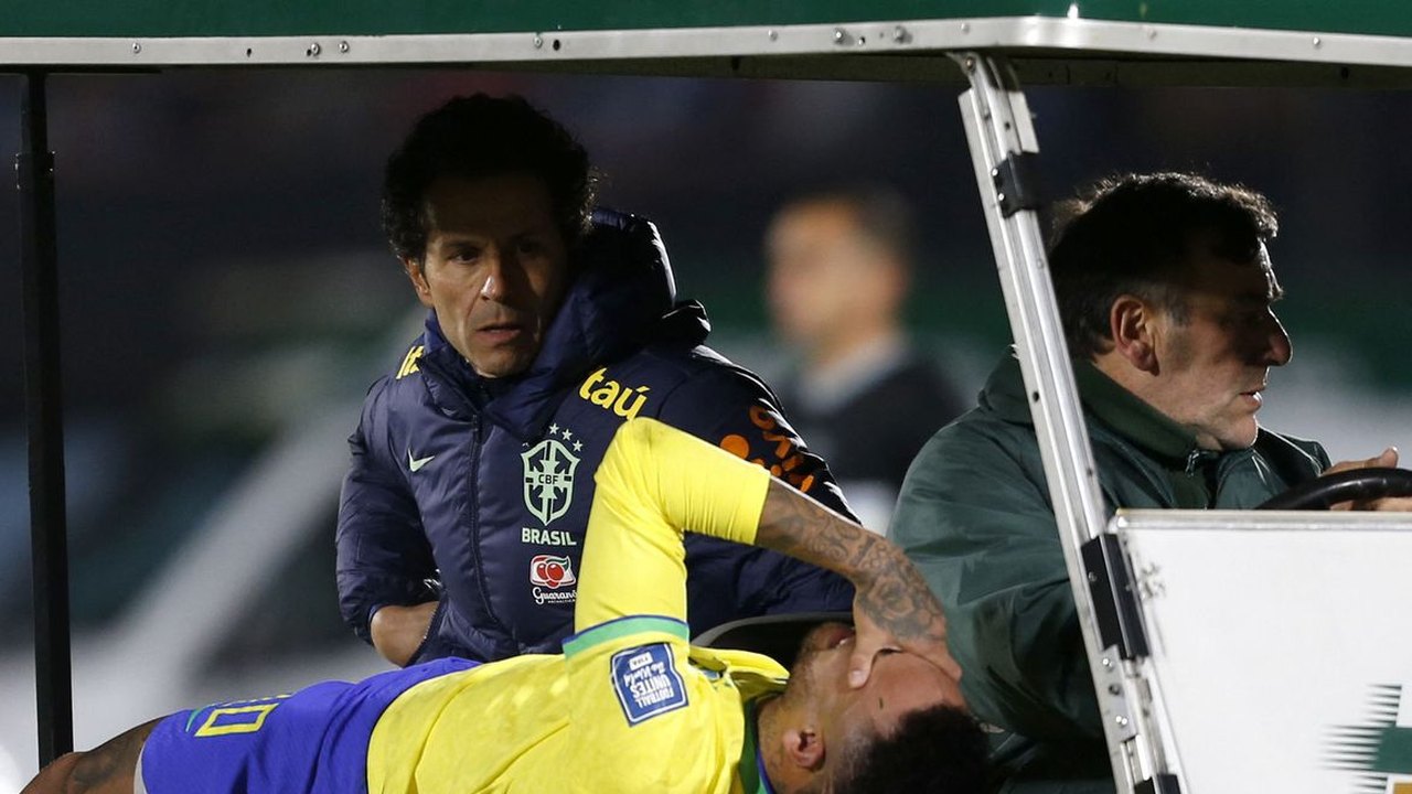 Neymar é submetido a cirurgia no joelho esquerdo