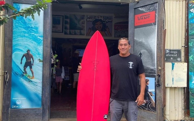 Morre ator de 'Piratas do Caribe' após ser atacado por tubarões no Havaí