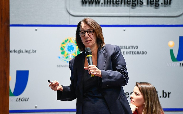 'Big techs' devem pagar por conteúdo jornalístico nas redes, afirma especialista