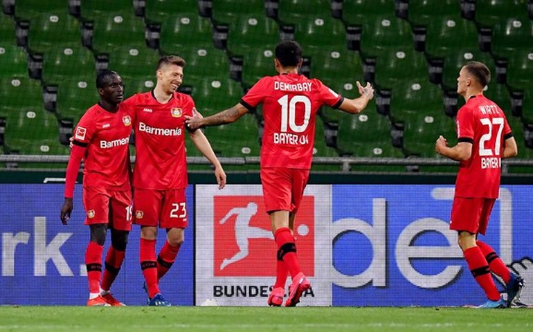 Bayer Leverkusen goleia fora e afunda Werder Bremen no Alemão