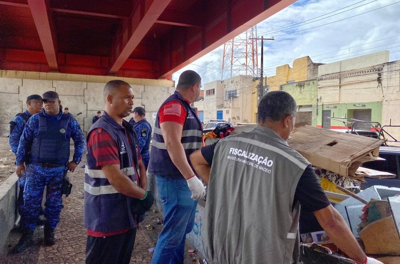 Prefeitura de Maceió volta a remover estruturas irregulares no Viaduto do Bonfim