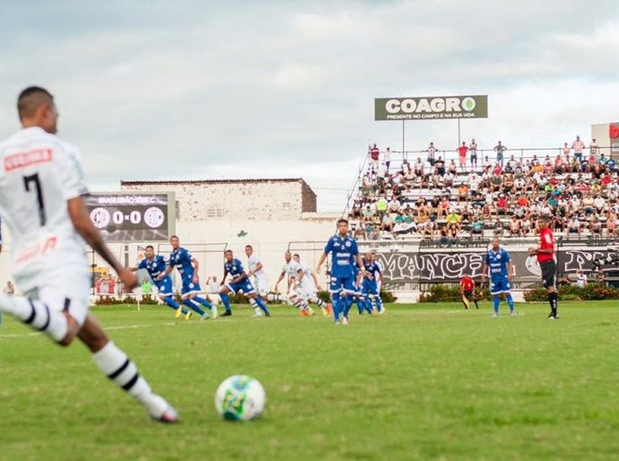 Sem contar com artilheiro, Foiani leva 20 jogadores para jogo contra o Botafogo