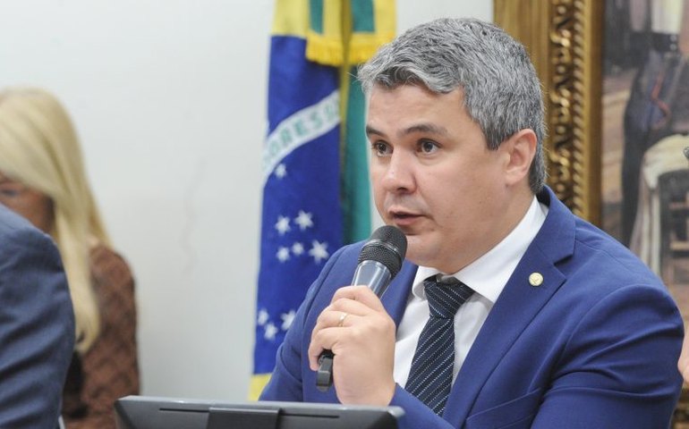 Relator apresenta parecer sobre cassação de Zambelli na CCJ