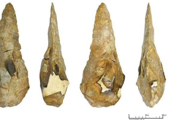 Arqueólogos da Inglaterra encontram machados 'gigantes' feitos há 300 mil anos