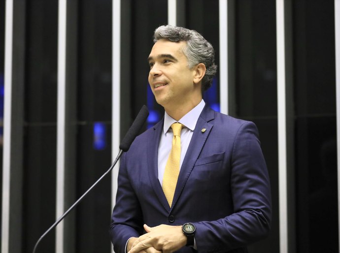 Deputado Rafael Brito comemora anúncio do presidente Lula sobre poupança para alunos do Ensino Médio