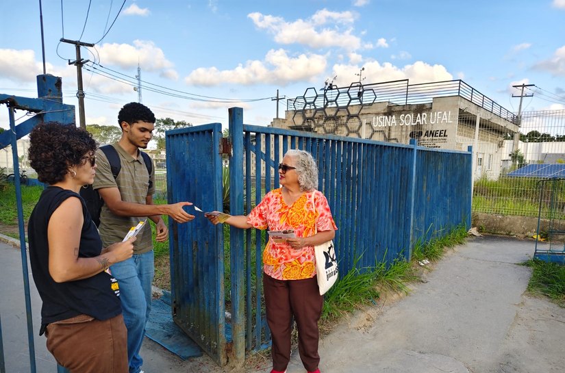 Lenilda Luna dialoga com estudantes sobre assistência estudantil e acesso livre ao ensino superior