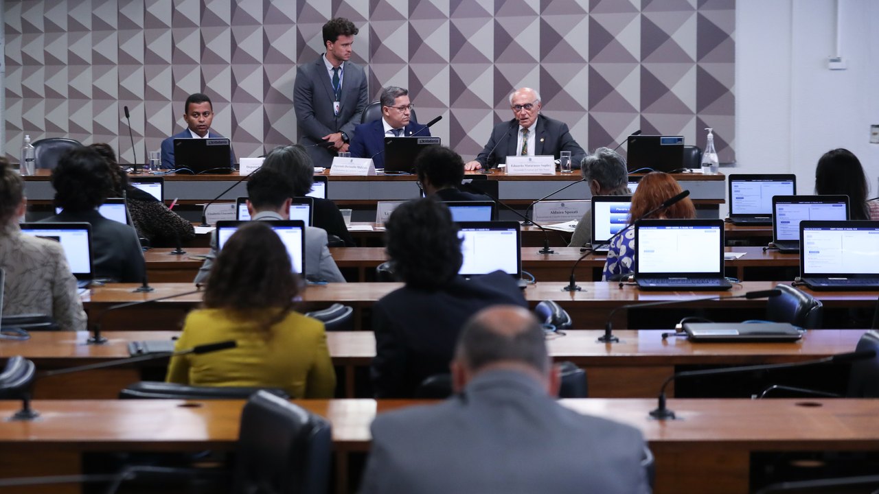 Debatedores defendem Bolsa Família como primeiro passo para assegurar direito à renda mínima incondicional