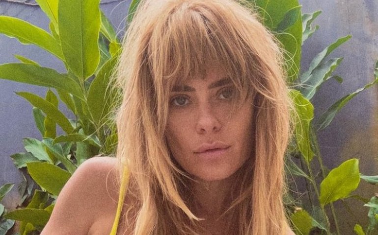 Carolina Dieckmann rebate críticas após foto de biquíni: 'Fico arrasada'