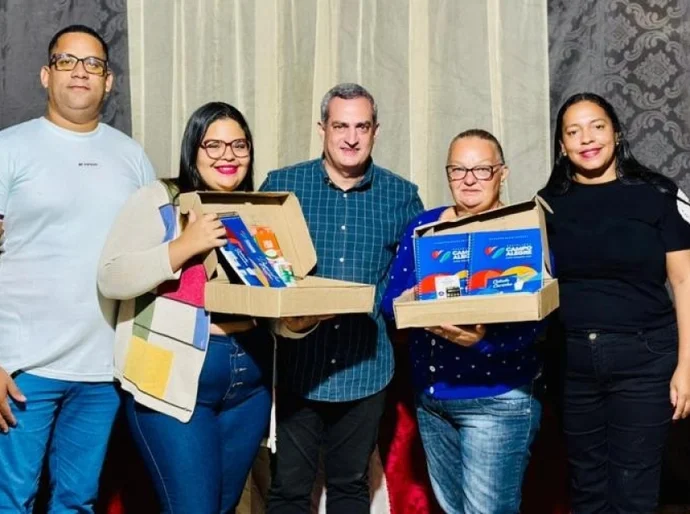Estudantes da Educação de Jovens e Adultos de Campo Alegre recebem kits de material escolar