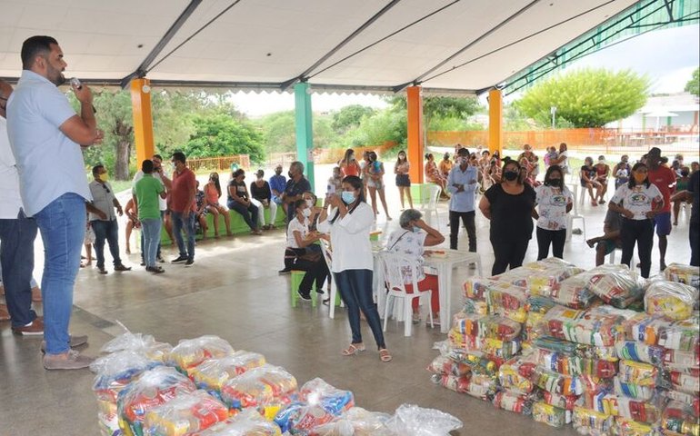Prefeitura de Piranhas entrega cestas básicas e vale gás para famílias em situação de vulnerabilidade social
