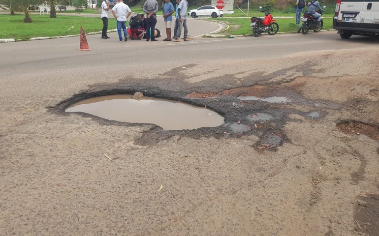 Cratera em rotatória de Palmeira dos Índios causa acidente e deixa motociclista ferida