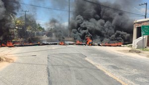 População bloqueia trânsito na Rodovia dos Náufragos após ação da Energisa na região / Foto: Foto: PM/ Reprodução