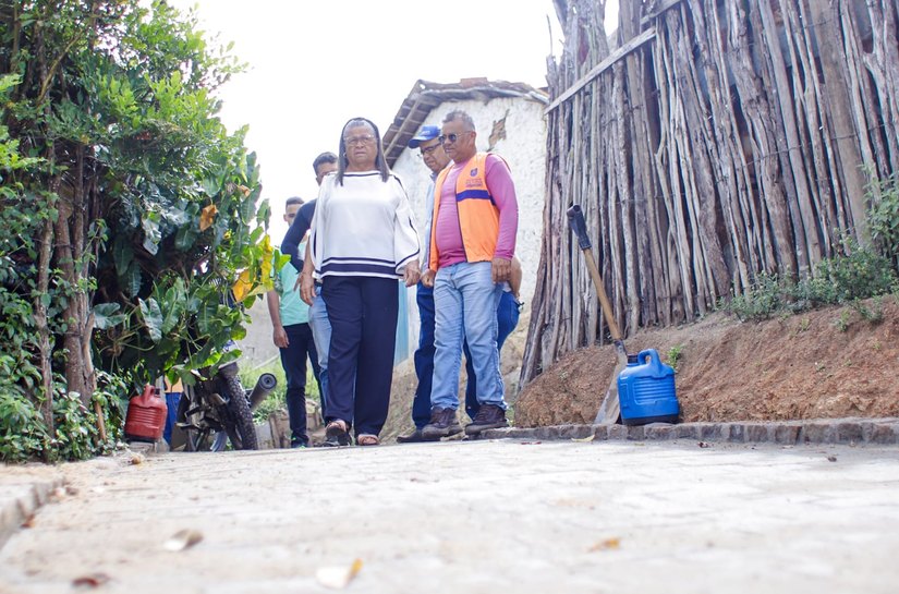Prefeita Tia Júlia realiza visita técnica em obra na Rua São Miguel e reforça compromisso com infraestrutura em Palmeira