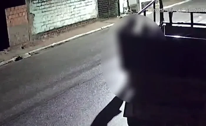 Câmeras flagraram o homem agredindo a mulher em Carneiros, interior de Alagoas Câmeras flagraram o homem agredindo a mulher em Carneiros, interior de Alagoas