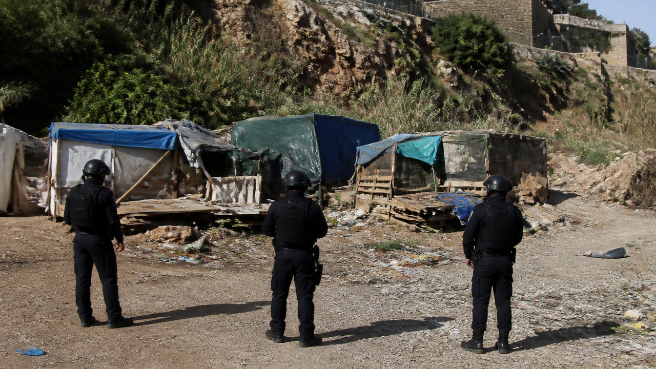 Polícia espanhola desmantela assentamentos de migrantes em Ceuta