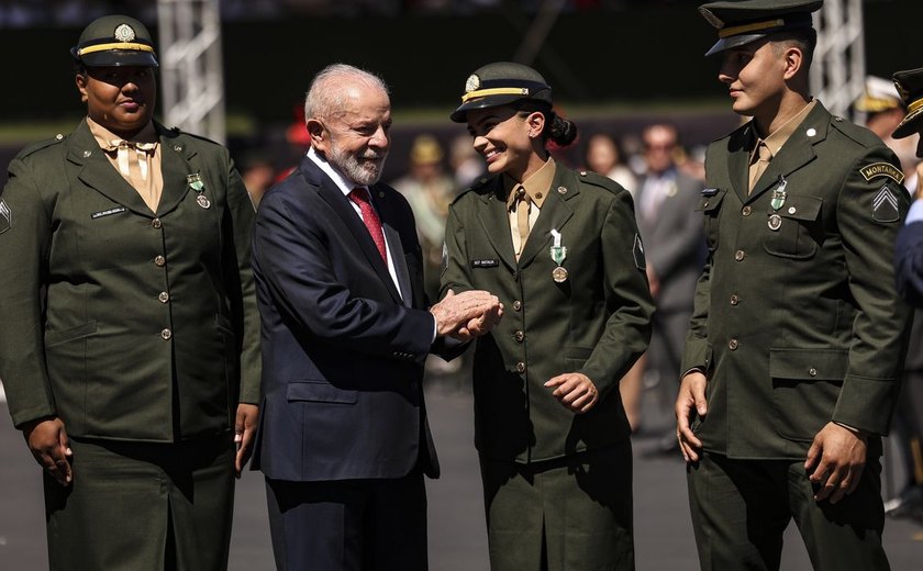 Atletas olímpicos brasileiros são condecorados com medalha do Exército