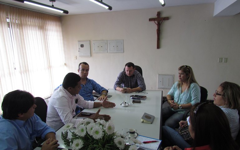 Vereadores e secretários reúnem-se para discutir futuro de famílias do polo industrial